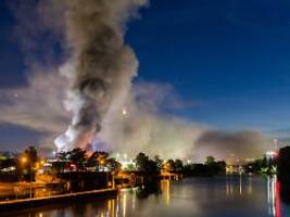 Größter Einsatz seit Jahren: Stuttgarter Großmarkt steht in Flammen