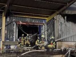 Löscharbeiten dauern an: Feuerwehr bringt Brand auf Großmarkt in Stuttgart unter Kontrolle