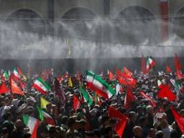 Massenandrang in Teheran: Tausende strömen zur Trauerfeier für Ayatollah Chamenei