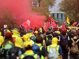 Mit Flaschen angegriffen: Reporterteam bei Protesten gegen AfD-Parteitag attackiert