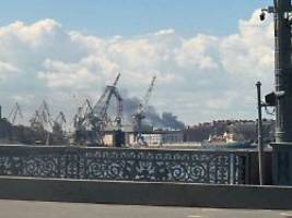 Videos sollen Treffer zeigen: Drohnen attackieren Ölanlagen bei St. Petersburg