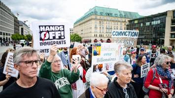 Protest statt Party vor US-Botschaft: Berliner gehen gegen Trump auf die Straße