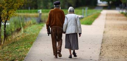 Rente: Immer mehr Bezieher sind auf Sozialhilfe angewiesen