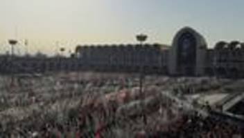 Getötetes Staatsoberhaupt: Totengebet für Chamenei in Teheran abgehalten