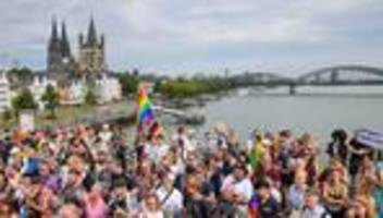 pride month: csd-demonstration zieht durch köln