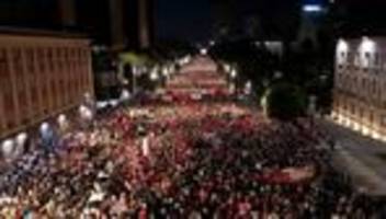 albanien: zehntausende protestieren gegen kushner-bauprojekt