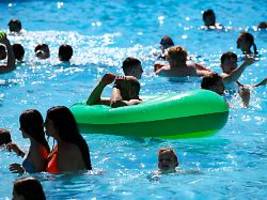 gefahr im schwimmbad: bäder warnen vor gefährlicher handy-ablenkung von eltern