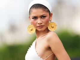 sie wird zu ihrer filmrolle: zendaya inszeniert sich als griechische göttin athene