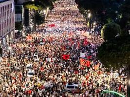 Zehntausende auf der Straße: Proteste in Albanien gegen Bauprojekt von Trump-Familie weiten sich aus