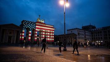 250. Geburtstag der USA: Brandenburger Tor erstrahlt in Rot, Weiß und Blau