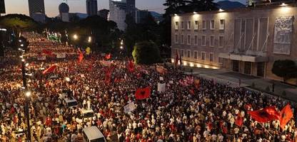 albanien: wieder gehen zehntausende im rahmen der flamingo-proteste auf die straße