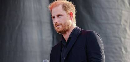 Prinz Harry reist ohne Meghan und die Kinder nach London