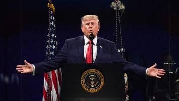 Nach dem großen Gewitter teilt Donald Trump gegen „Kommunisten“ aus