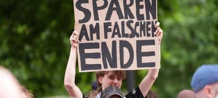 70 menschen protestieren gegen kürzungen im sozialbereich