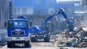größter einsatz seit jahren: kripo will brandruine auf stuttgarter großmarkt untersuchen