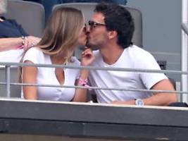 da wird das spiel zur nebensache: mats hummels knutscht nicola cavanis