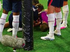 er spielte keine sekunde: england-star fällt beim feiern über bande und verletzt sich schwer