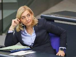 Nach großer Kritik: Warken will Mitversicherung von Ehepartnern doch weiter fassen