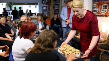 Wirtschaftssenatorin Franziska Giffey stellt Kochbuch vor – und verschenkt es