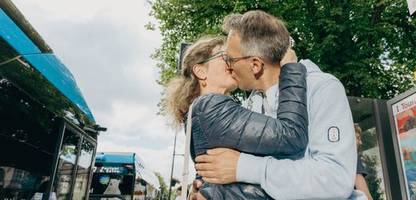 Internationaler Tag des Kusses: Warum an der Ostsee plötzlich eine »Kuss-Haltestelle« steht