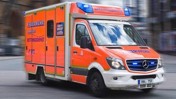 Kleinkind (2) lebensgefährlich verletzt: Fahrerin übersieht Familie auf Straße