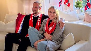 Lächelnd auf dem Sofa: Erste Bilder von Mette-Marit nach Lungentransplantation