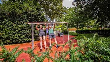 Sport-Experte testet die neue Fitnessinsel im Bergedorfer Schlosspark