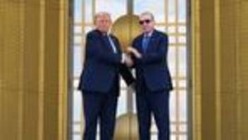 Bündnistreffen in der Türkei: Salutschüsse und Jets - Erdogan gibt Trump pompösen Empfang