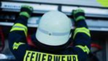 Feuerwehr im Einsatz: Mehrere Wohnwagen bei Brand auf Campingplatz zerstört