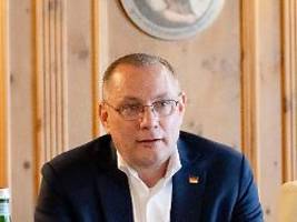 AfD-Chef präsentiert Biografie: Chrupalla sieht sich nicht am Ende, er hofft auf Sachsen