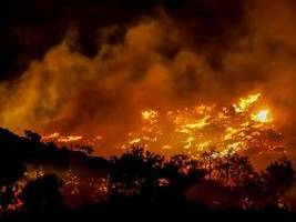 reisen in gefahr: waldbrand am urlaubsort: diese rechte hat man