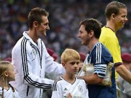 Trikot als Geschenk: Glückwunsch-Telefonat: Klose telefoniert mit Messi