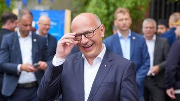große party in bewegten zeiten: tausende bei wegners hoffest im roten rathaus