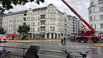 wasserrohrbruch spült sand auf frankfurter allee – mit folgen für autofahrer