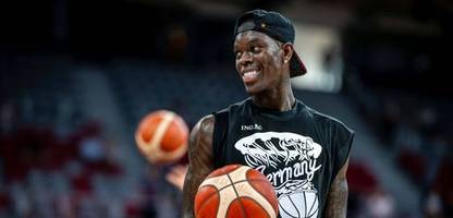 basketball: dennis schröder spielt als einziger deutscher star die wm-quali und zeigt, warum er kapitän ist