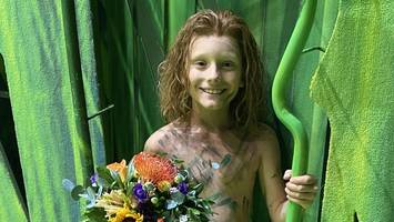 elias aus boberg begeistert als kleiner tarzan auf hamburgs musicalbühne