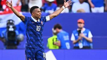 rassismus-skandal um kylian mbappé – jetzt schaltet sich sogar macron ein