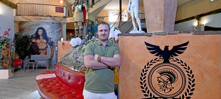 Eishockey, Steuerkanzlei, Bordellchef: Das ist der neue Betreiber des „Colosseum“