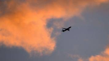 Boeing 737 ins Arabische Meer gestürzt: Suche nach Crew läuft