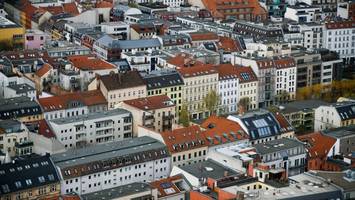 Berlins ungenutzte Wohnungsreserve liegt auf den Dächern der Stadt