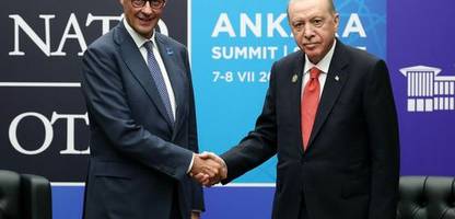nato-gipfel: friedrich merz bekommt von recep tayyip erdoğan revolver geschenkt