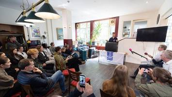Maritimes Überraschungspaket: Geheimnisvolle Koffer in Hamburg versteigert