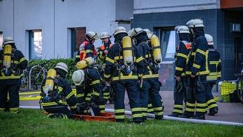 Feuer in Tiefgarage: Zwei Autos brennen – Feuerwehr mit Großaufgebot im Einsatz