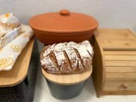 krosse kruste, saftige krume : brotkasten-test: hier bleibt das brot am längsten frisch
