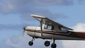 pilot springt plötzlich aus flieger – schülerin gelingt unglaubliches