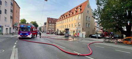 Brand in Innenhof sorgt für Feuerwehreinsatz in der Augsburger Innenstadt