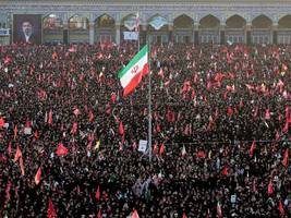 Chamenei-Begräbnis: Die iranische Mehrheit passt auf kein Foto