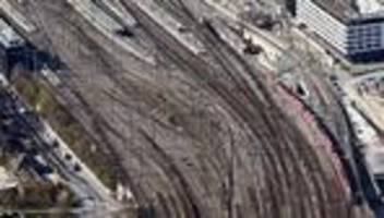 aus gleis gesprungen: zug entgleist im stuttgarter hauptbahnhof bei rangierfahrt