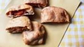 Gefaltete Fladenbrote (Scacce Ragusane): Calzone auf die Hand