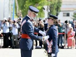Vom Vater ausgezeichnet: Spaniens Kronprinzessin Leonor beendet Militär-Ausbildung